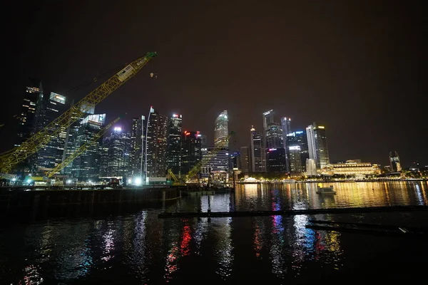 夜の高層ビルでシンガポール港の眺め — ストック写真