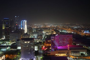 Geceleri aydınlatılan dallas şehir modern binalar