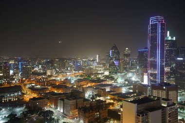 Geceleri aydınlatılan dallas şehir modern binalar