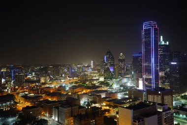 Geceleri aydınlatılan dallas şehir modern binalar