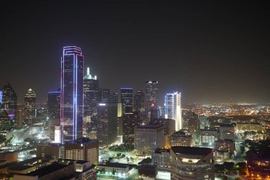 Geceleri aydınlatılan dallas şehir modern binalar