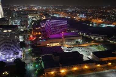 Geceleri aydınlatılan dallas şehir modern binalar