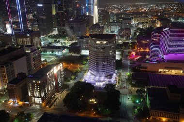 Geceleri aydınlatılan dallas şehir modern binalar