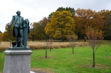 sonbahar parkı sahnesinde eski bronz heykel