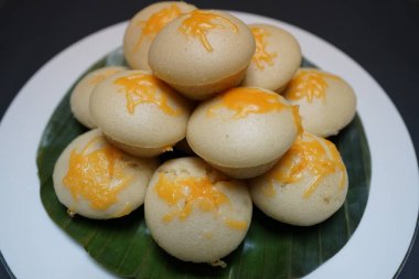 Ev yapımı Filipino yemek, pirinç kek (puto) yaprak üzerinde