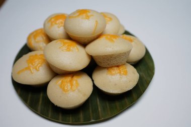 Ev yapımı Filipino yemek, pirinç kek (puto) yaprak üzerinde