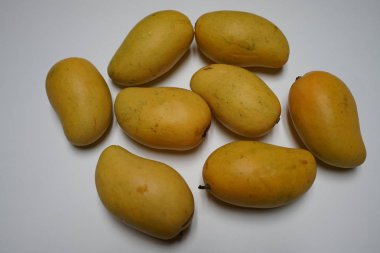 beyaz masa üzerinde taze sarı Mango