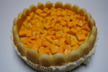 lezzetli mango cheesecake beyaz masada