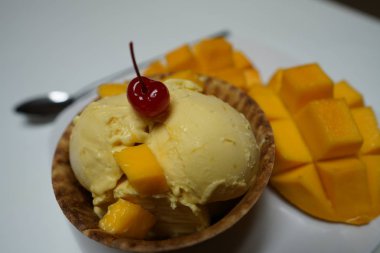 mango dondurma kiraz ile yakın yukarı kısmı