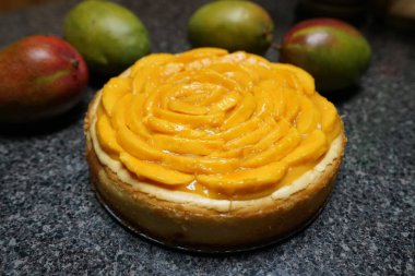 Mango masada çevrili mango dilimleri ile lezzetli tart