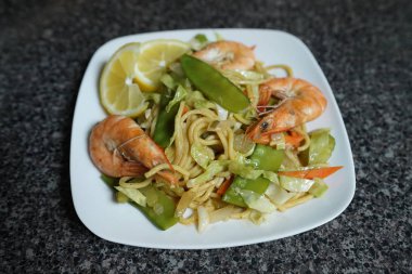 karides ile lezzetli makarna kısmını masaya servis