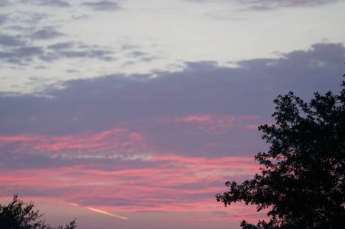 pembe renkli bulutlar ile güzel günbatımı gökyüzü