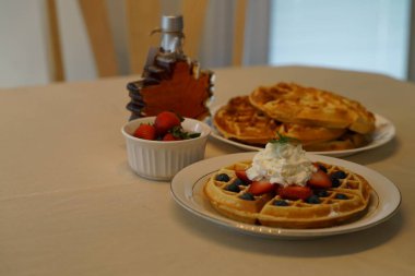 akçaağaç şurubu masada ile lezzetli waffle bölümünü