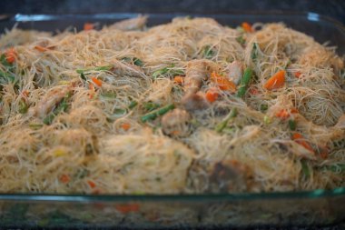 Filipino yemekleri pancit - domuz, karides ve sebze ile erişte