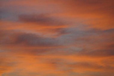 güzel günbatımı gökyüzü turuncu renkli bulutlar ile