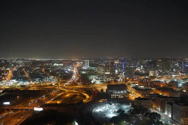 Vista Ciudad Nocturna Iluminada Tráfico Por Carretera — Foto de Stock