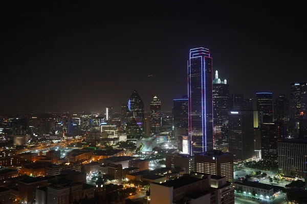 Geceleri aydınlatılan dallas şehir modern binalar