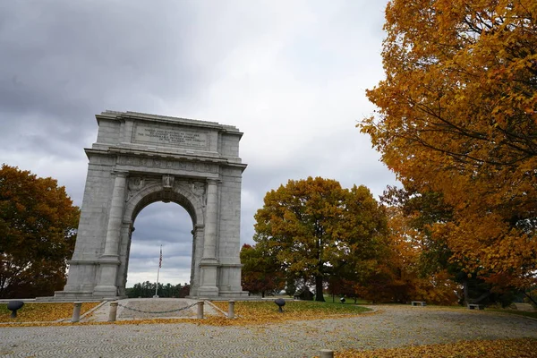 Vieille Arche Pierre Dans Scène Automnale Avec Des Arbres Jaunes — Photo