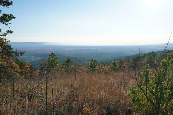 Verre Bergachtige Landschap Gezien Vanaf Een Heuveltop Met Struiken — Stockfoto