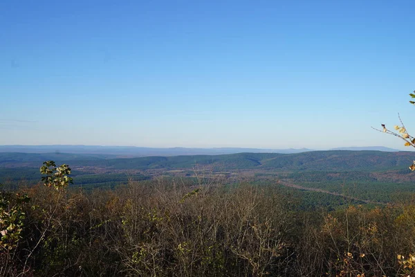 Verre Bergachtige Landschap Gezien Vanaf Een Heuveltop Met Struiken — Stockfoto