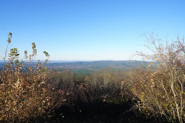 Verre Bergachtige Landschap Gezien Vanaf Een Heuveltop Met Struiken — Stockfoto