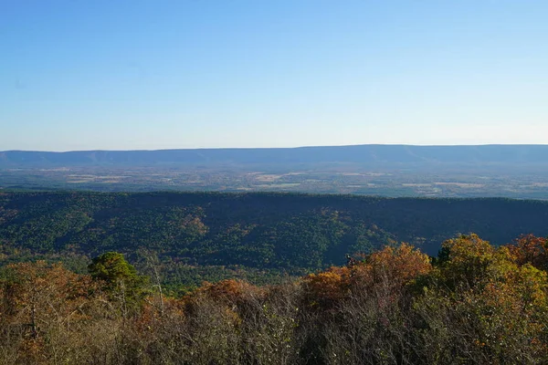 Entfernte Berglandschaft Von Einem Hügel Mit Büschen Aus Gesehen — Stockfoto