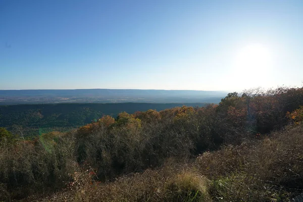 Verre Bergachtige Landschap Gezien Vanaf Een Heuveltop Met Struiken — Stockfoto