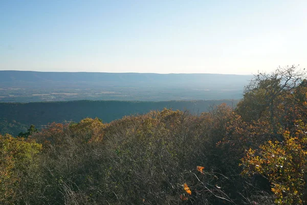 Verre Bergachtige Landschap Gezien Vanaf Een Heuveltop Met Struiken — Stockfoto