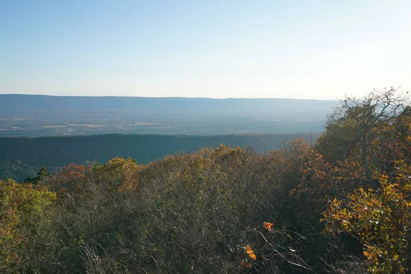 Paysage Montagneux Lointain Sommet Une Colline Avec Des Buissons — Photo