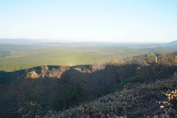 Verre Bergachtige Landschap Gezien Vanaf Een Heuveltop Met Struiken — Stockfoto