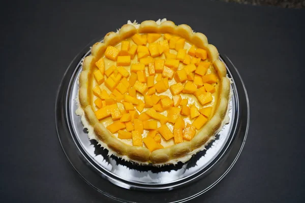 ガラス板の全体のマンゴー チーズ ケーキ — ストック写真