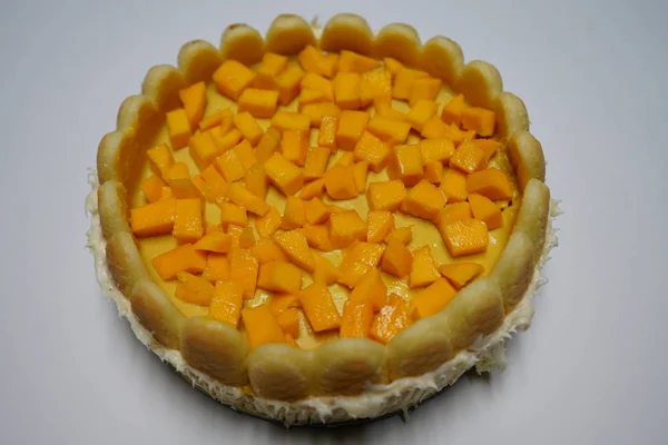 Mangga Cheesecake Lezat Atas Meja Putih — Stok Foto