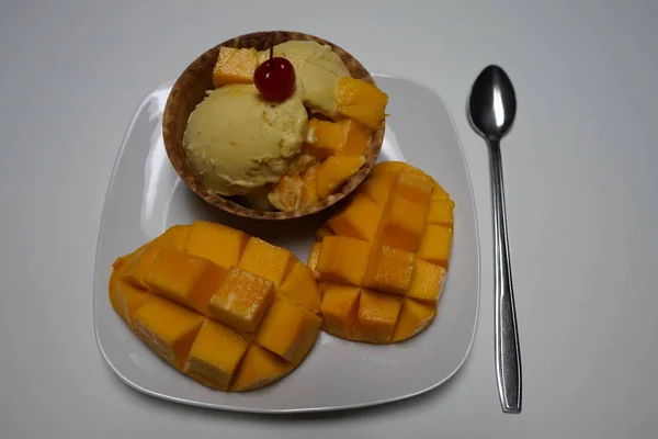 Mangga Segar Dengan Porsi Krim — Stok Foto