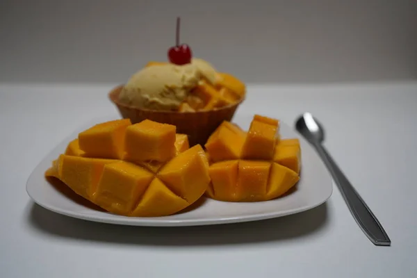 Mangue Fraîche Tranchée Avec Portion Crème Glacée — Photo