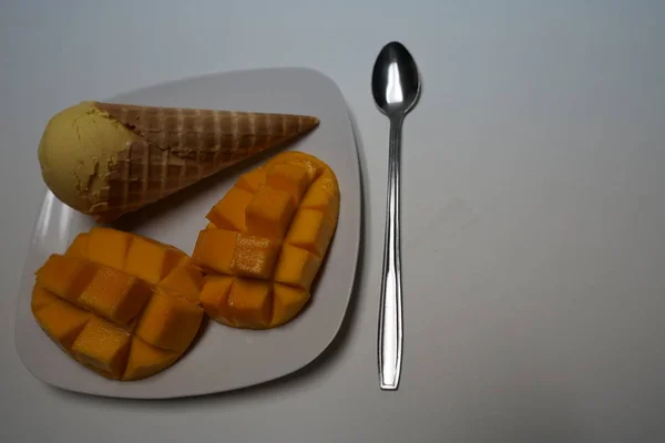 Cône Glace Aromatisé Mangue Avec Une Assiette Mangue Tranchée — Photo
