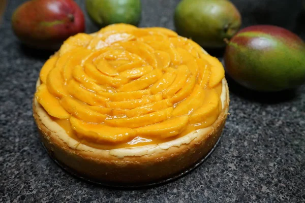 Läcker Tårta Med Mango Skivor Omgiven Mango Bord — Stockfoto