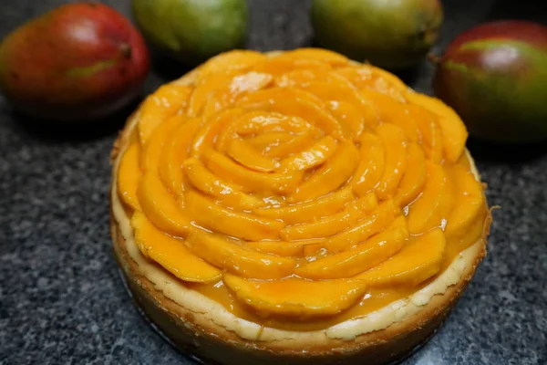 Deliciosa Tarta Con Rodajas Mango Rodeadas Mangos Sobre Mesa —  Fotos de Stock