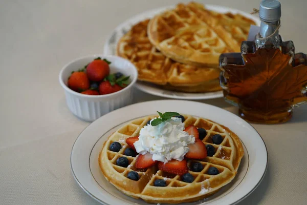 Porção Waffles Deliciosos Com Xarope Bordo Mesa — Fotografia de Stock