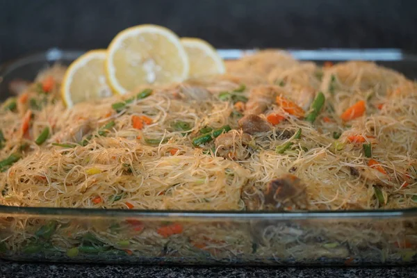 Filipino yemekleri pancit - domuz, karides ve sebze cam plaka ile erişte