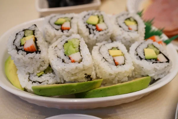 Část Sushi Avokádem Krabí Podávané Talíř — Stock fotografie