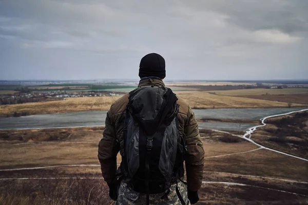  Dağlarda yürüyüş yapan