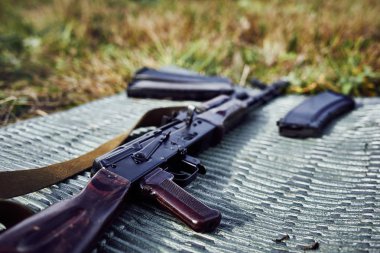 Zemin üzerinde ak yalan