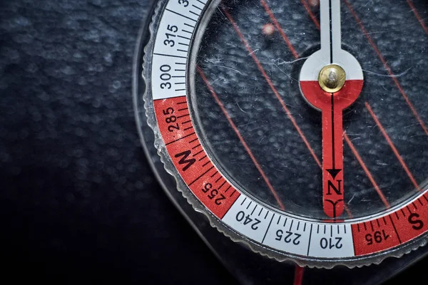 Kompass auf schwarzem Hintergrund — Stockfoto