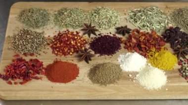 Çeşitli baharatlar ve ahşap tahta üzerinde. Tam hd video baharat ve otlar
