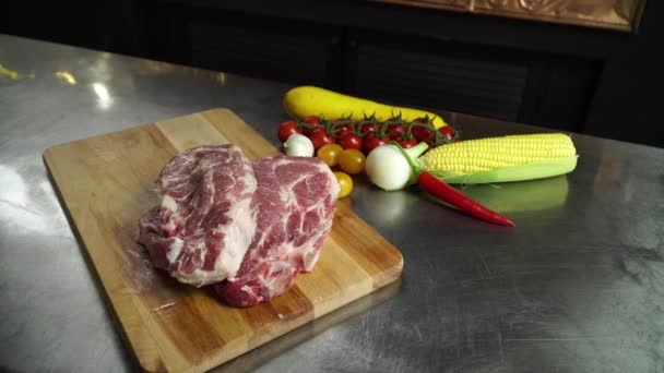 木板上的猪肉牛排和4K 蔬菜视频 — 图库视频影像
