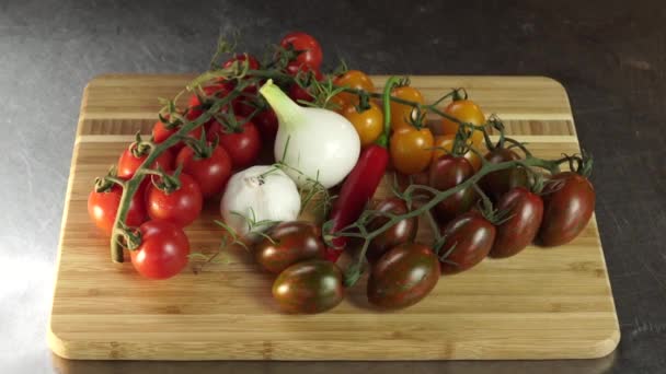 Légumes Sur Planche Bois Tomates Cerises Oignon Ail Poivron Rouge Clip Vidéo