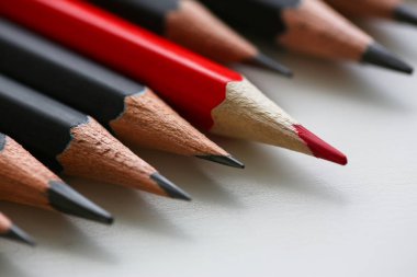Kırmızı kalem bol kalabalıktan dışarı ayakta
