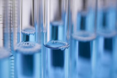 Sıvı çözüm potasyum tüp cam taşmaları