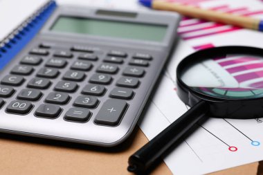 Gümüş hesap makinesi ve Pano mali istatistikler