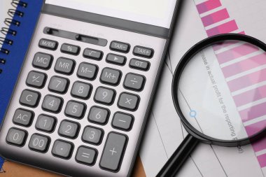 Gümüş hesap makinesi ve Pano mali istatistikler